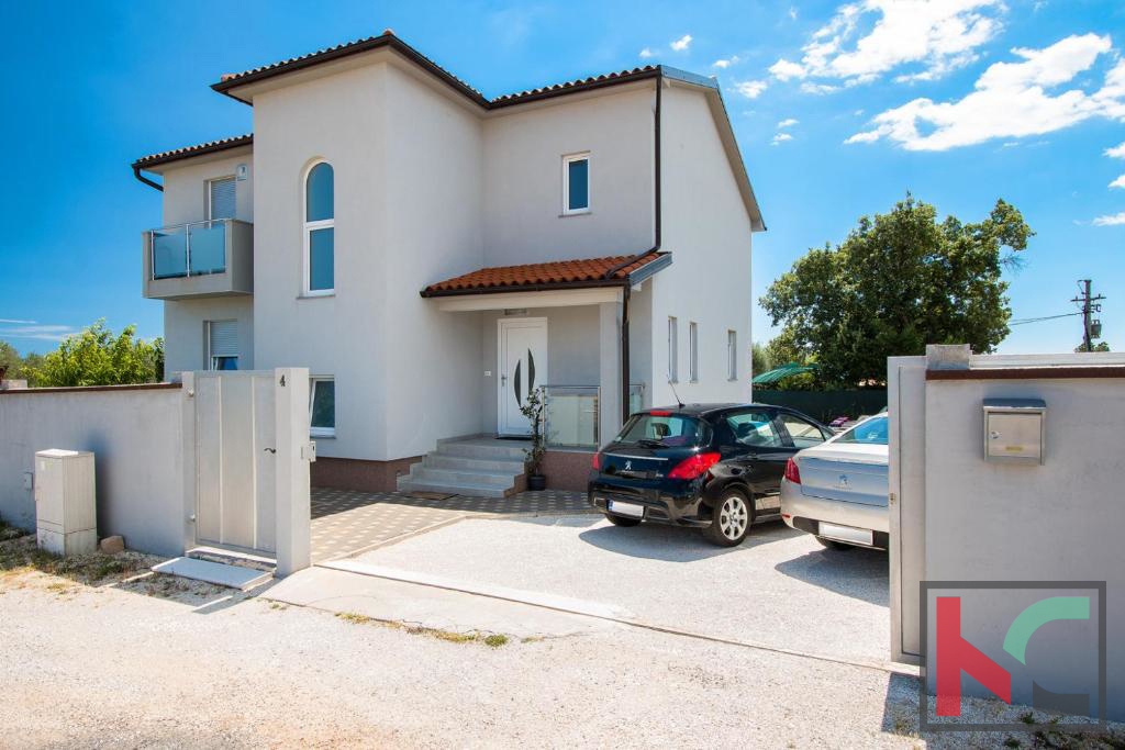 Istra, Vodnjan, počitniška hiša z bazenom in urejenim vrtom 441 m2