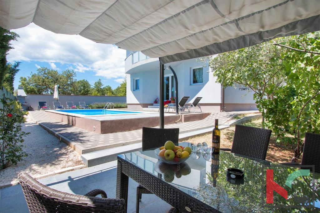 Istra, Vodnjan, počitniška hiša z bazenom in urejenim vrtom 441 m2
