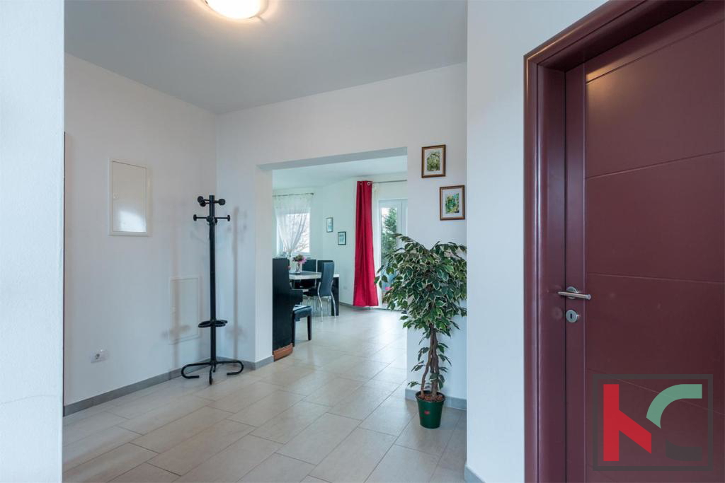 Istra, Vodnjan, počitniška hiša z bazenom in urejenim vrtom 441 m2