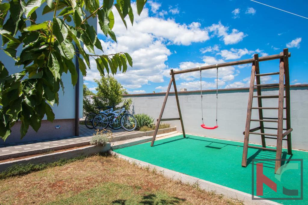 Istra, Vodnjan, počitniška hiša z bazenom in urejenim vrtom 441 m2