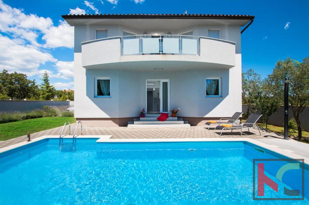 Istra, Vodnjan, počitniška hiša z bazenom in urejenim vrtom 441 m2