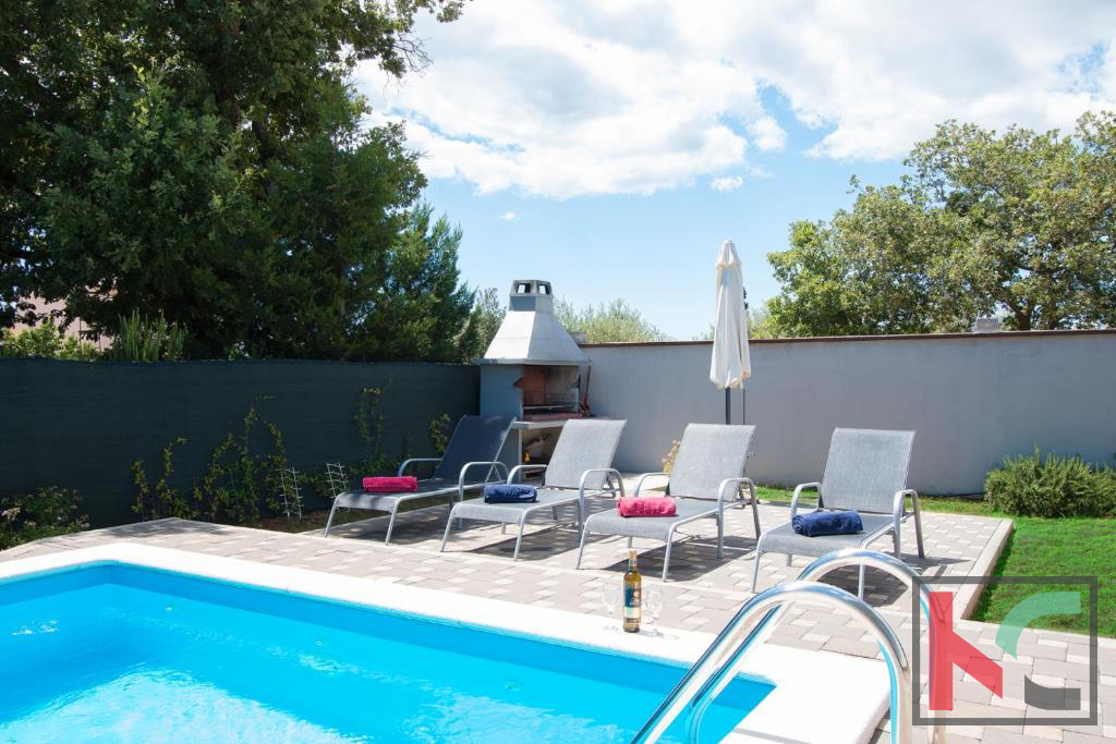 Istra, Vodnjan, počitniška hiša z bazenom in urejenim vrtom 441 m2