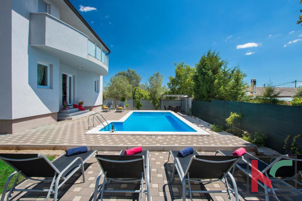 Istra, Vodnjan, počitniška hiša z bazenom in urejenim vrtom 441 m2