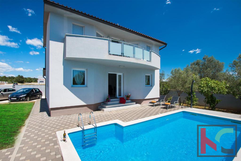 Istra, Vodnjan, počitniška hiša z bazenom in urejenim vrtom 441 m2