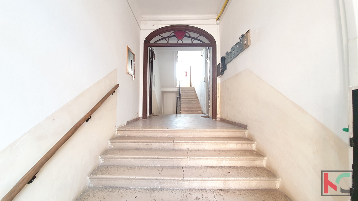Pula, Center - obnovljeno garsonjero 14,41m2 z galerijo