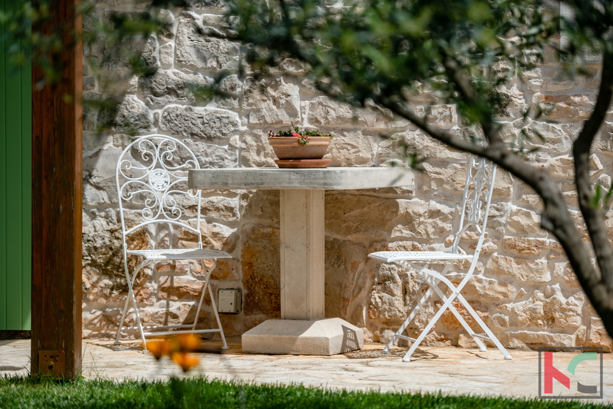 ISTRA, KRNICA – MODERNA VILA S 4 SPALNICAMI, OGREVAN BAZEN, UREJENO DVORIŠČE, #PRODAJA