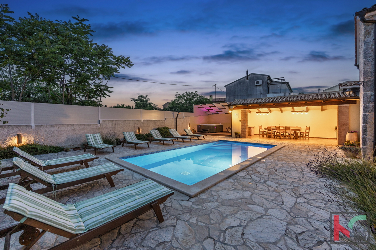 ISTRA, KRNICA – MODERNA VILA S 4 SPALNICAMI, OGREVAN BAZEN, UREJENO DVORIŠČE, #PRODAJA