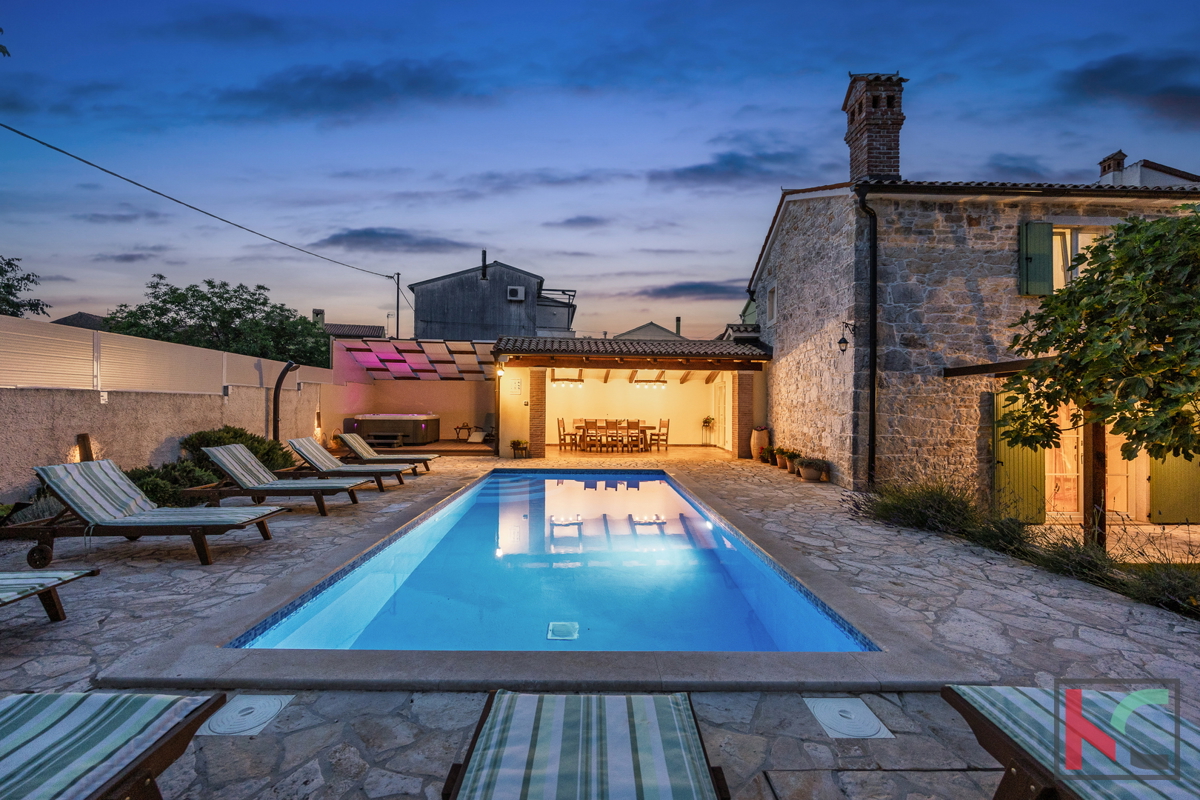 ISTRA, KRNICA – MODERNA VILA S 4 SPALNICAMI, OGREVAN BAZEN, UREJENO DVORIŠČE, #PRODAJA