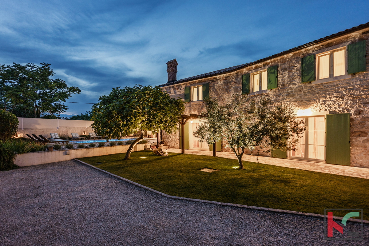 ISTRA, KRNICA – MODERNA VILA S 4 SPALNICAMI, OGREVAN BAZEN, UREJENO DVORIŠČE, #PRODAJA