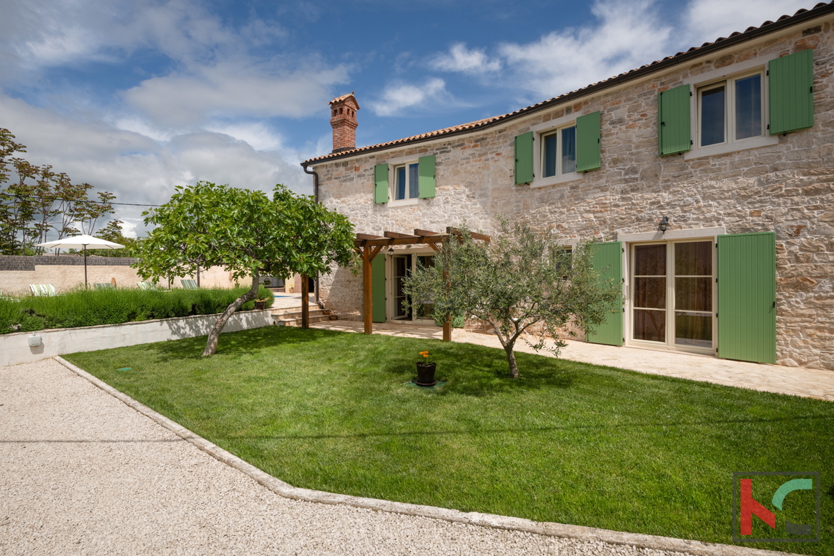 ISTRA, KRNICA – MODERNA VILA S 4 SPALNICAMI, OGREVAN BAZEN, UREJENO DVORIŠČE, #PRODAJA