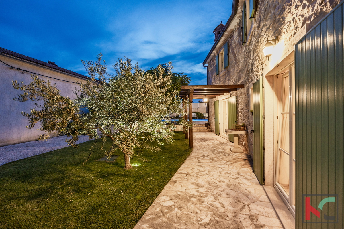 ISTRA, KRNICA – MODERNA VILA S 4 SPALNICAMI, OGREVAN BAZEN, UREJENO DVORIŠČE, #PRODAJA