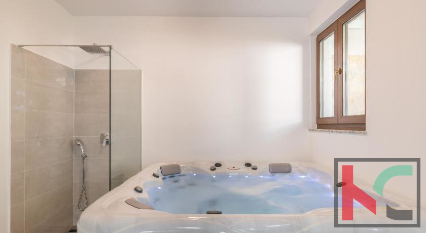 Istra, Pula, počitniška apartmajska hiša z bazenom na urejenem vrtu, 350 m od morja