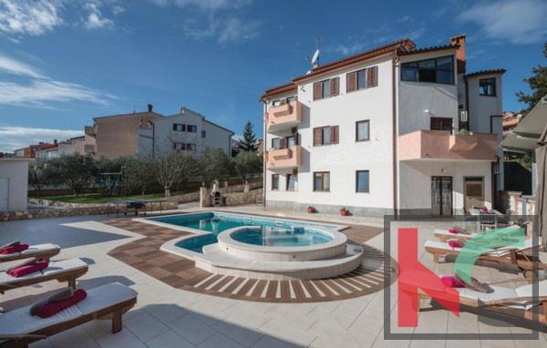 Istra, Pula, počitniška apartmajska hiša z bazenom na urejenem vrtu, 350 m od morja