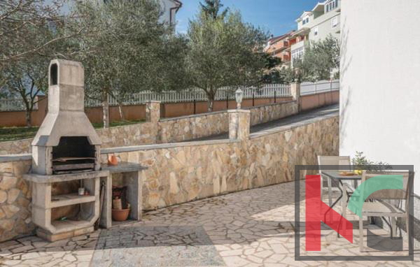 Istra, Pula, počitniška apartmajska hiša z bazenom na urejenem vrtu, 350 m od morja