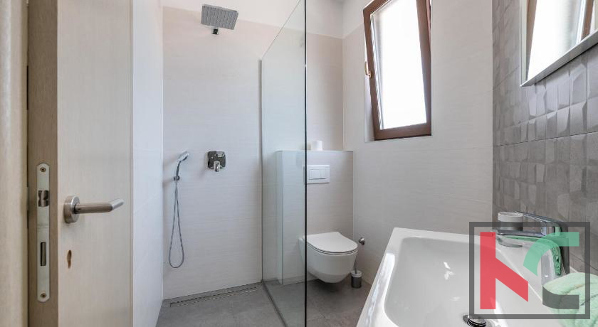 Istra, Pula, počitniška apartmajska hiša z bazenom na urejenem vrtu, 350 m od morja