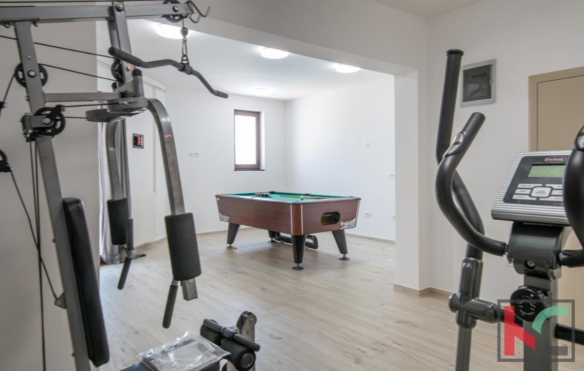 Istra, Pula, počitniška apartmajska hiša z bazenom na urejenem vrtu, 350 m od morja