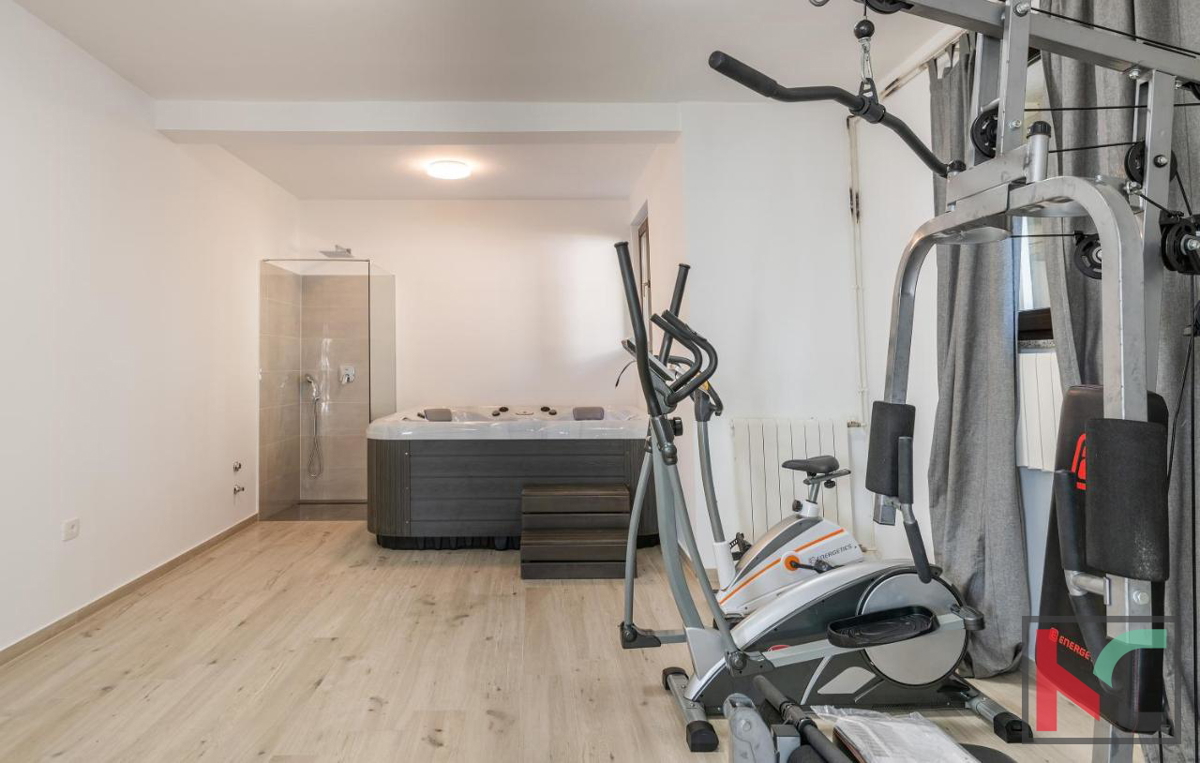 Istra, Pula, počitniška apartmajska hiša z bazenom na urejenem vrtu, 350 m od morja