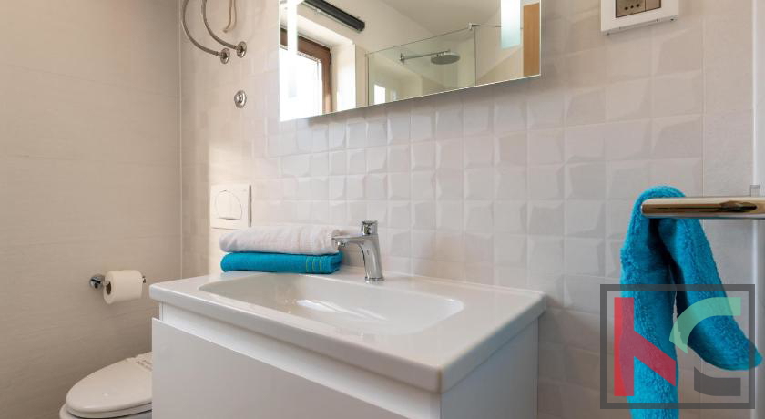 Istra, Pula, počitniška apartmajska hiša z bazenom na urejenem vrtu, 350 m od morja