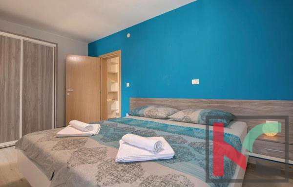 Istra, Pula, počitniška apartmajska hiša z bazenom na urejenem vrtu, 350 m od morja