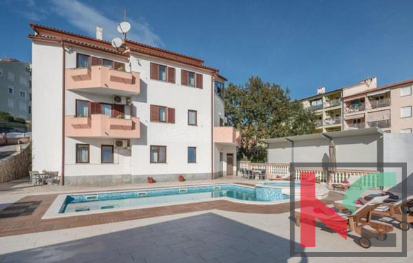 Istra, Pula, počitniška apartmajska hiša z bazenom na urejenem vrtu, 350 m od morja