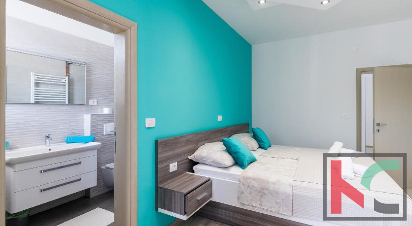 Istra, Pula, počitniška apartmajska hiša z bazenom na urejenem vrtu, 350 m od morja