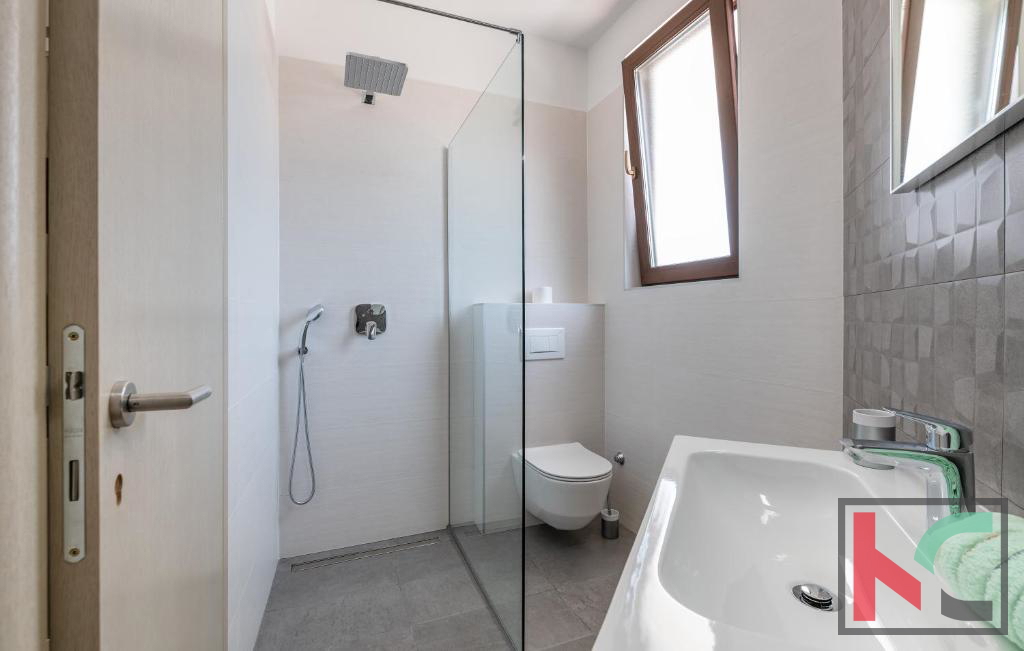 Istra, Pula, počitniška apartmajska hiša z bazenom na urejenem vrtu, 350 m od morja
