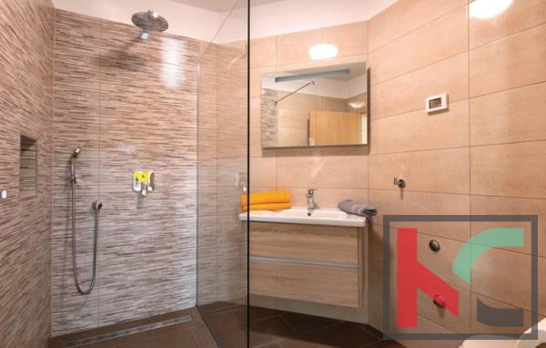 Istra, Pula, počitniška apartmajska hiša z bazenom na urejenem vrtu, 350 m od morja