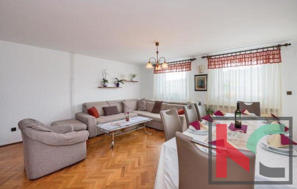 Istra, Pula, počitniška apartmajska hiša z bazenom na urejenem vrtu, 350 m od morja