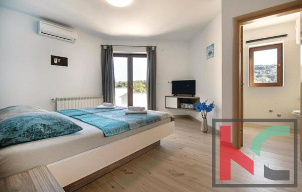 Istra, Pula, počitniška apartmajska hiša z bazenom na urejenem vrtu, 350 m od morja