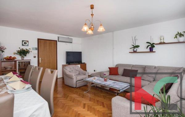 Istra, Pula, počitniška apartmajska hiša z bazenom na urejenem vrtu, 350 m od morja