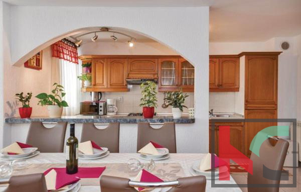 Istra, Pula, počitniška apartmajska hiša z bazenom na urejenem vrtu, 350 m od morja