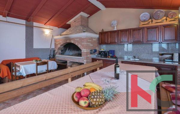 Istra, Pula, počitniška apartmajska hiša z bazenom na urejenem vrtu, 350 m od morja
