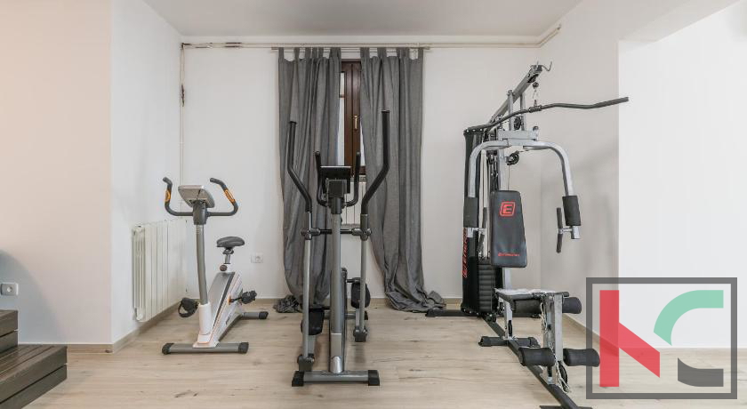 Istra, Pula, počitniška apartmajska hiša z bazenom na urejenem vrtu, 350 m od morja