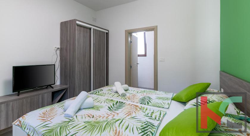 Istra, Pula, počitniška apartmajska hiša z bazenom na urejenem vrtu, 350 m od morja