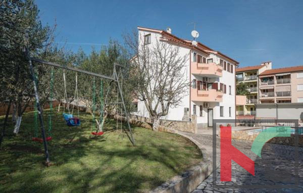 Istra, Pula, počitniška apartmajska hiša z bazenom na urejenem vrtu, 350 m od morja