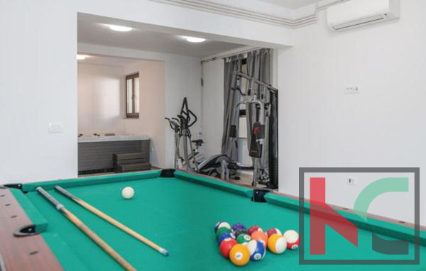 Istra, Pula, počitniška apartmajska hiša z bazenom na urejenem vrtu, 350 m od morja