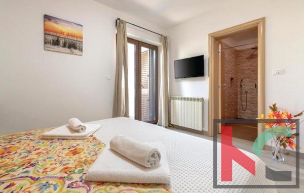 Istra, Pula, počitniška apartmajska hiša z bazenom na urejenem vrtu, 350 m od morja