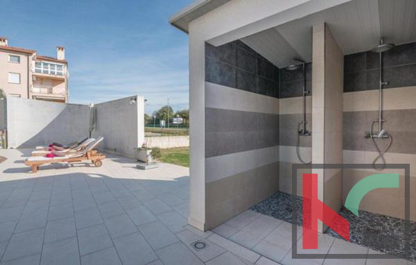 Istra, Pula, počitniška apartmajska hiša z bazenom na urejenem vrtu, 350 m od morja