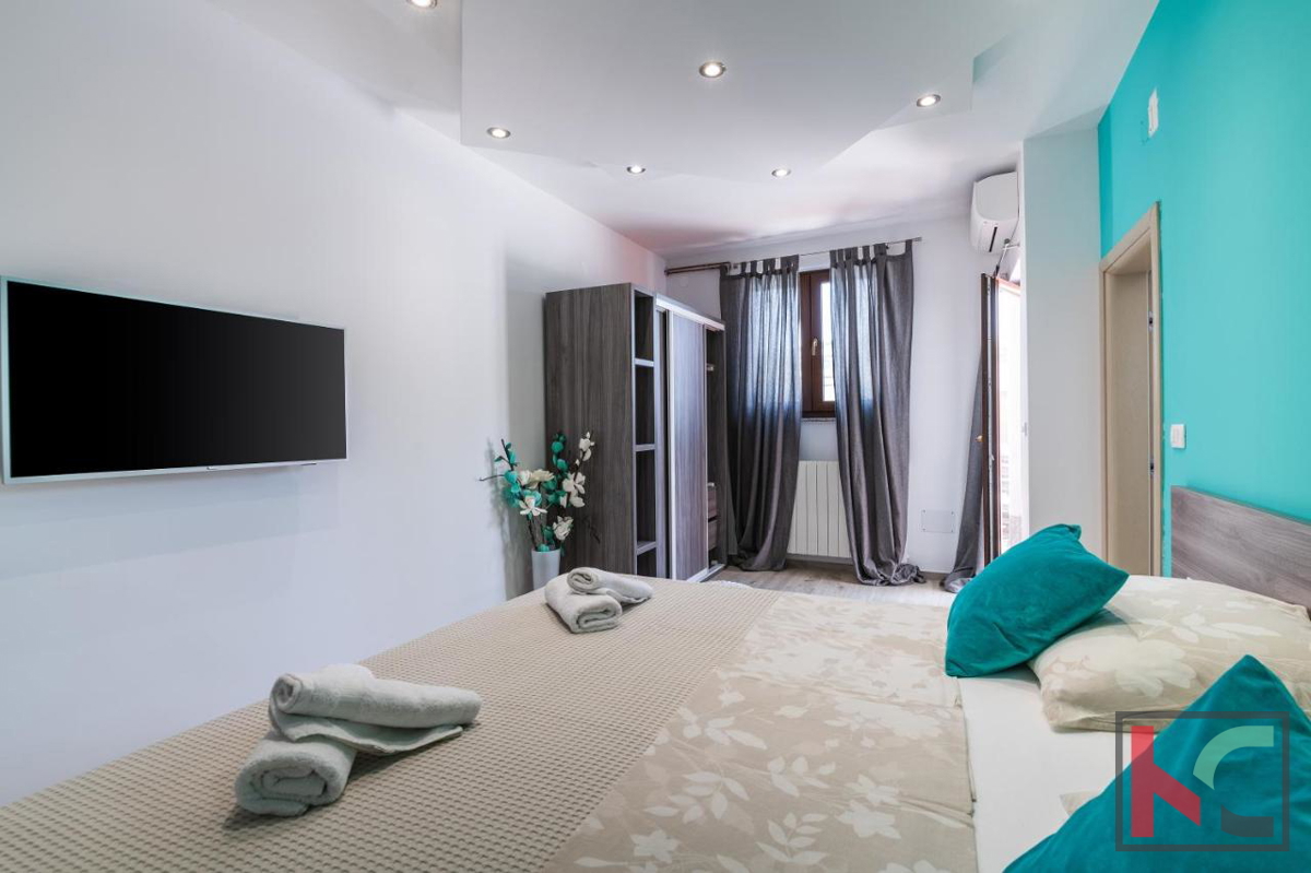 Istra, Pula, počitniška apartmajska hiša z bazenom na urejenem vrtu, 350 m od morja