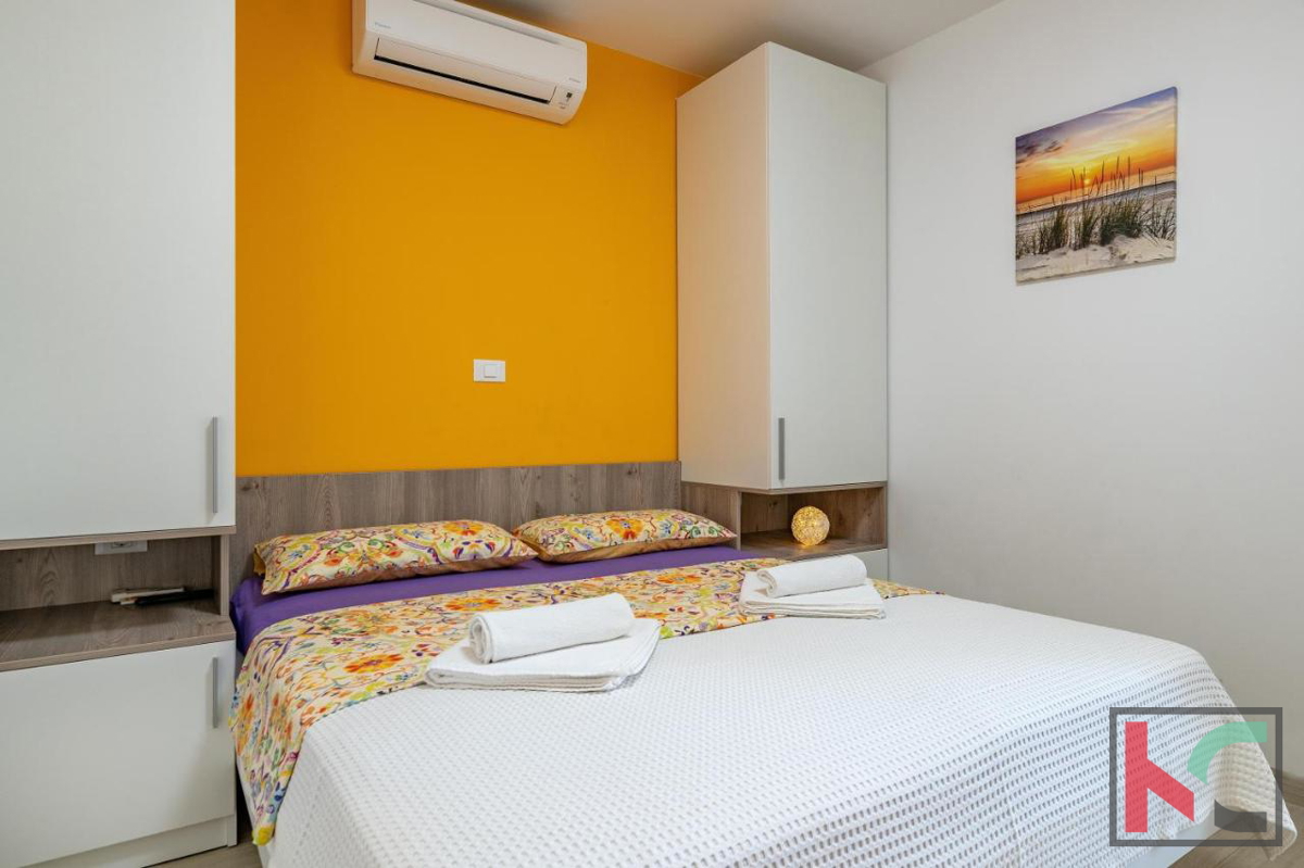 Istra, Pula, počitniška apartmajska hiša z bazenom na urejenem vrtu, 350 m od morja
