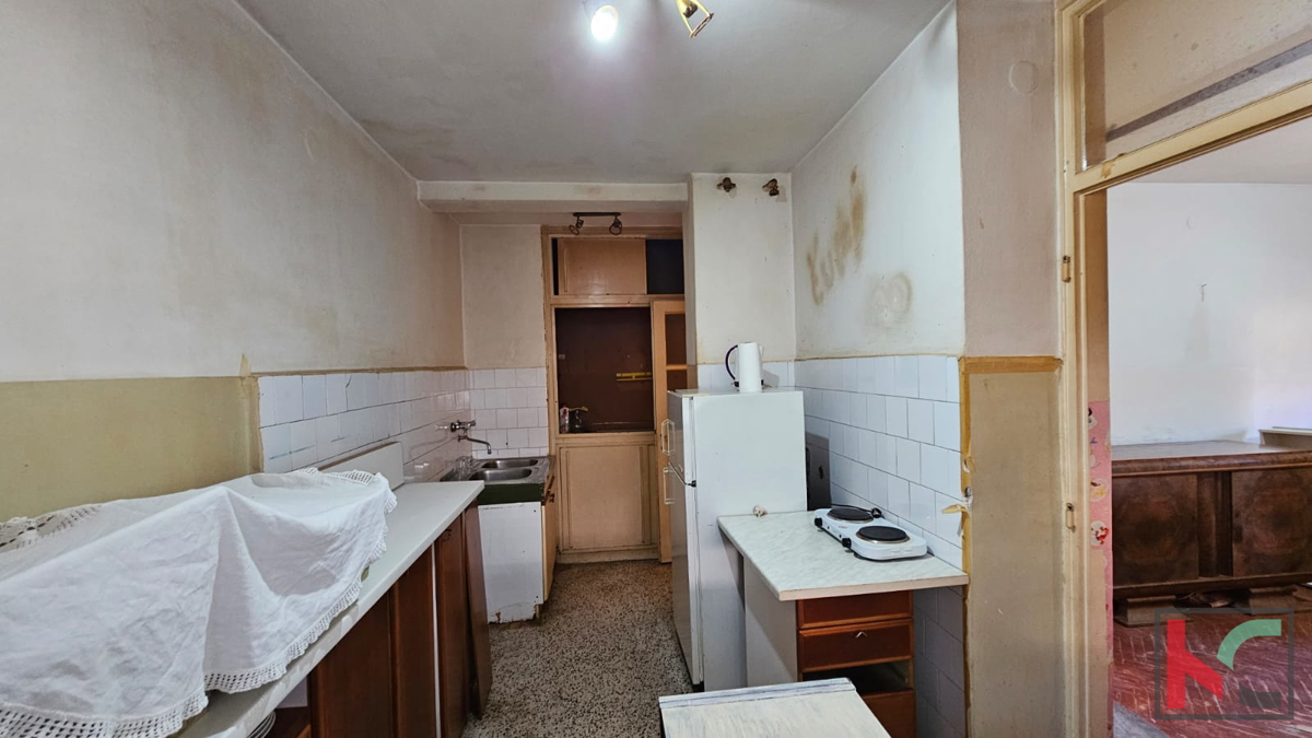Istra, Pula, širši center, družinsko stanovanje 2SS+DB 57,31m2 v starejši novogradnji za prenovo, #prodaja