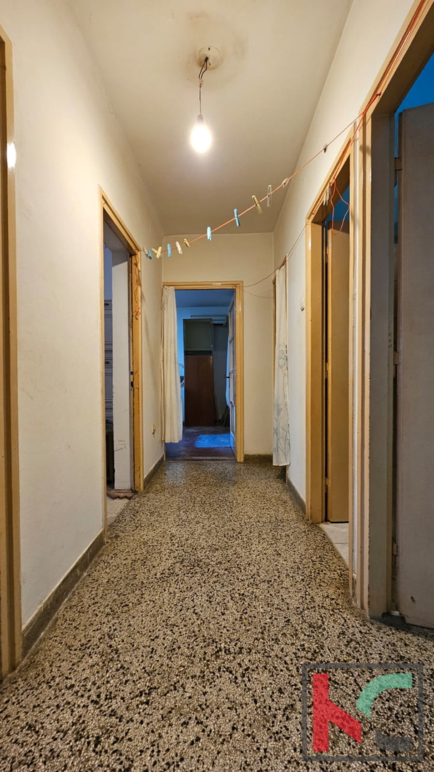Istra, Pula, širši center, družinsko stanovanje 2SS+DB 57,31m2 v starejši novogradnji za prenovo, #prodaja