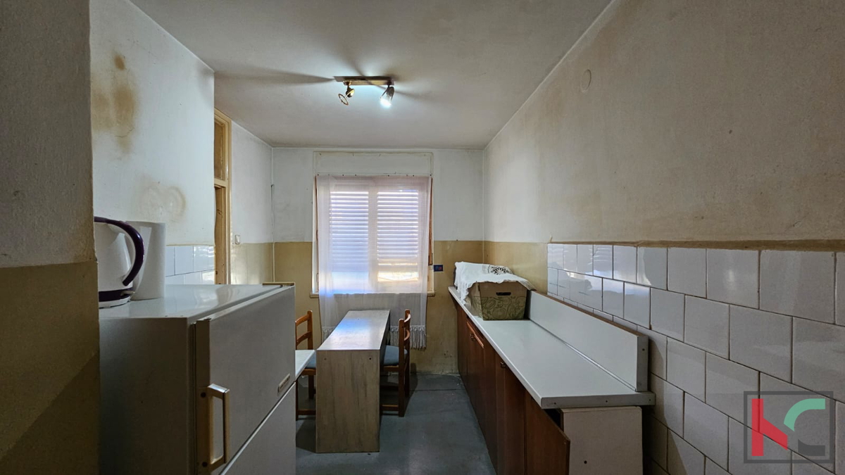 Istra, Pula, širši center, družinsko stanovanje 2SS+DB 57,31m2 v starejši novogradnji za prenovo, #prodaja