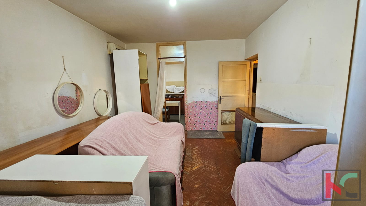 Istra, Pula, širši center, družinsko stanovanje 2SS+DB 57,31m2 v starejši novogradnji za prenovo, #prodaja