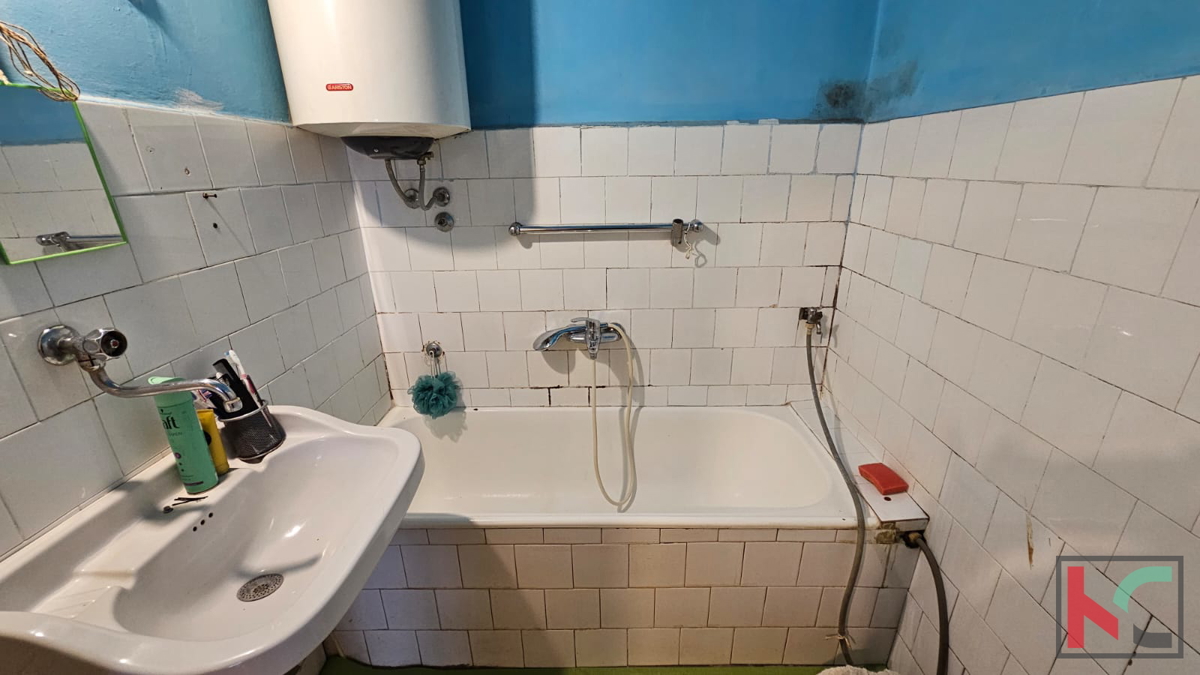 Istra, Pula, širši center, družinsko stanovanje 2SS+DB 57,31m2 v starejši novogradnji za prenovo, #prodaja