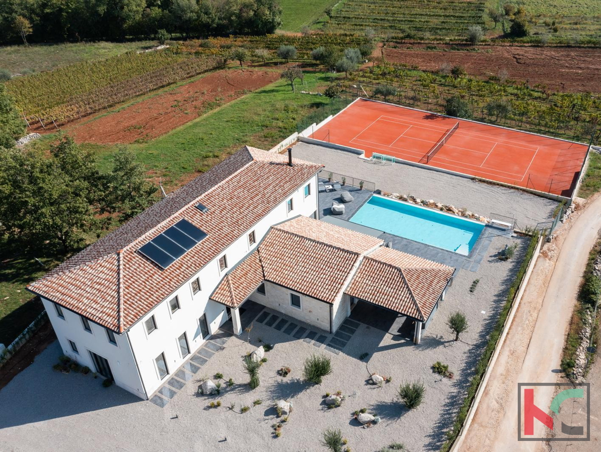 ISTRA, KAROJBA, AVTENTIČNA VILA S TENIS KRAJEM #PRODAJA