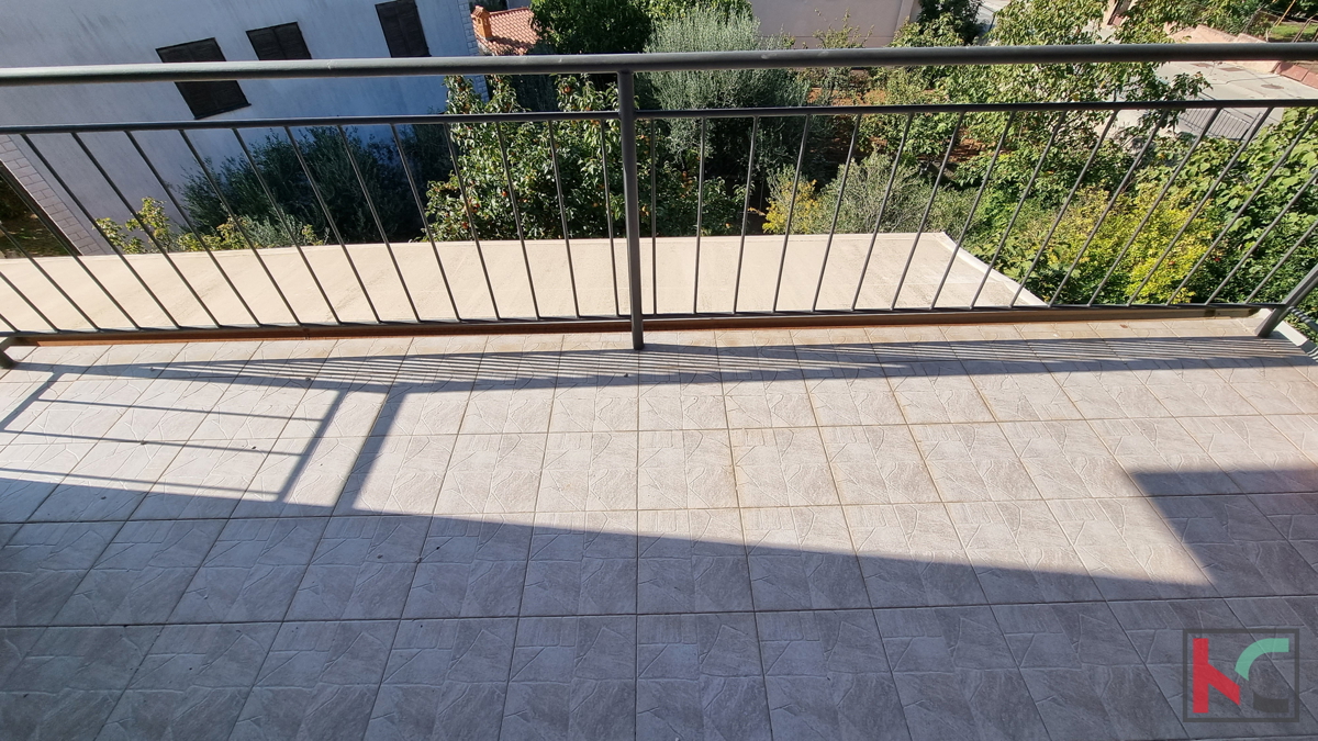 Pula, Vidikovac, prostorno stanovanje 110m2 s 3 terasami in 196m2 vrta