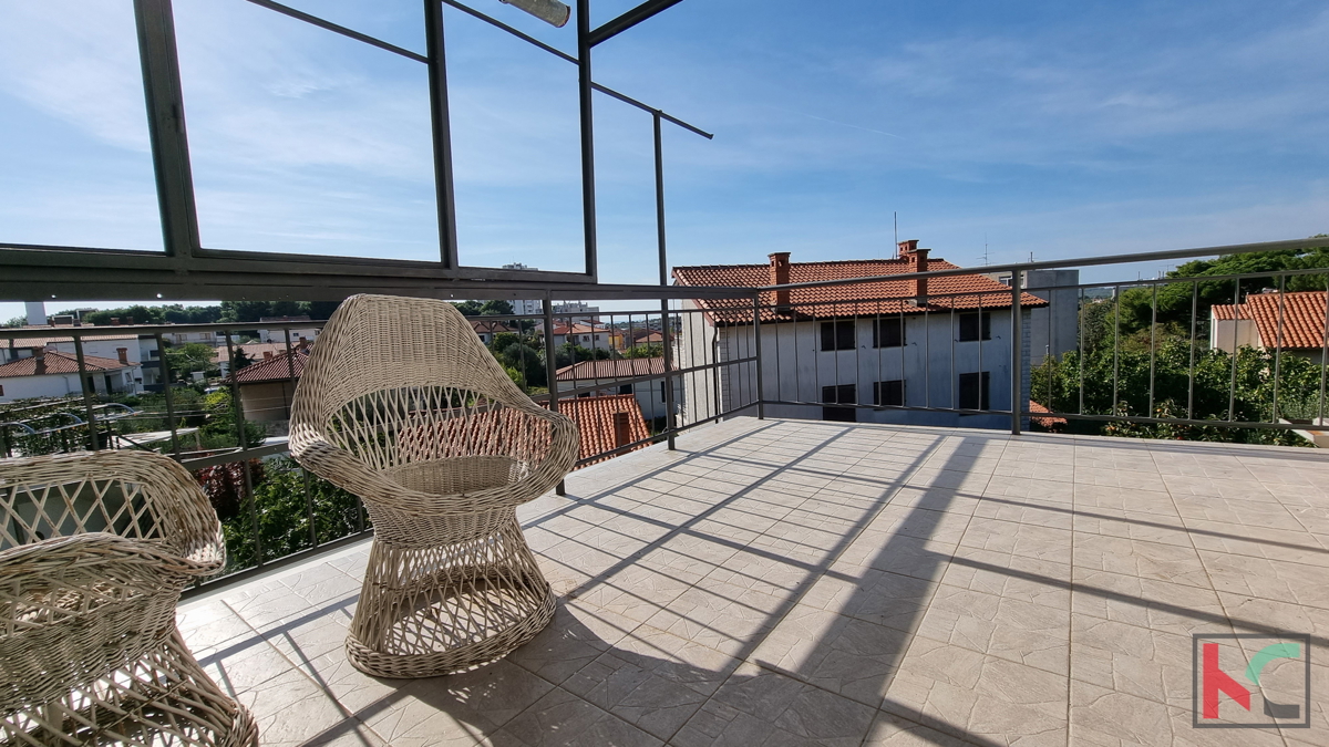 Pula, Vidikovac, prostorno stanovanje 110m2 s 3 terasami in 196m2 vrta