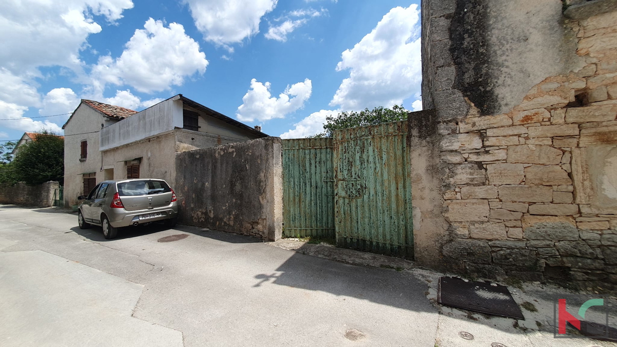 Istra, Svetvinčenat, stara istrska hiša za obnovo 220m2 + vrt 210m2 #prodaja