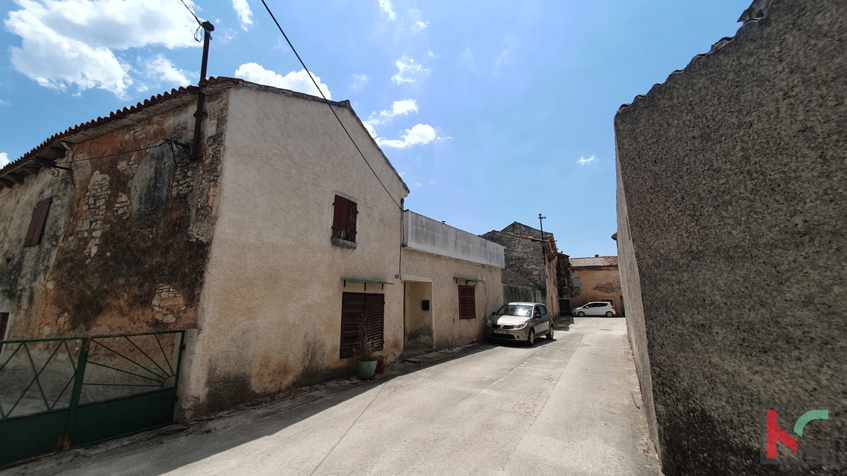 Istra, Svetvinčenat, stara istrska hiša za obnovo 220m2 + vrt 210m2 #prodaja